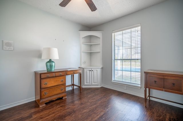 825 Braewood Cir, Lindale, TX 75771