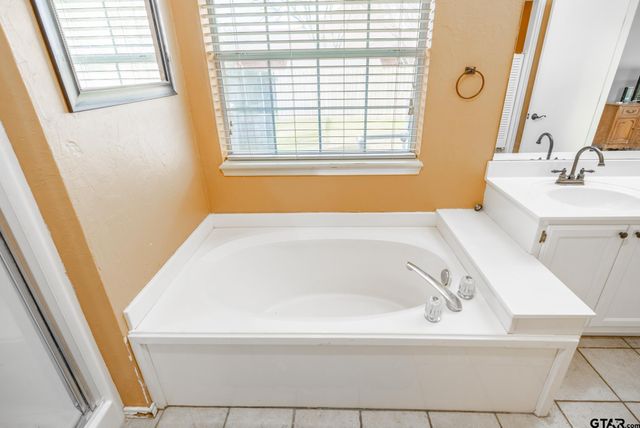 825 Braewood Cir, Lindale, TX 75771