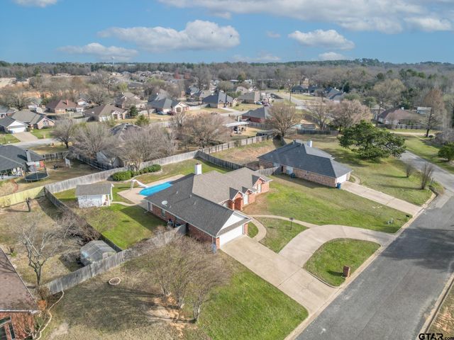 825 Braewood Cir, Lindale, TX 75771