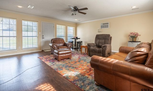 825 Braewood Cir, Lindale, TX 75771