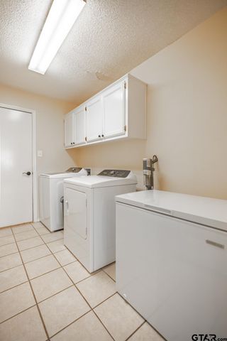 825 Braewood Cir, Lindale, TX 75771