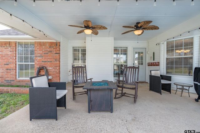 825 Braewood Cir, Lindale, TX 75771