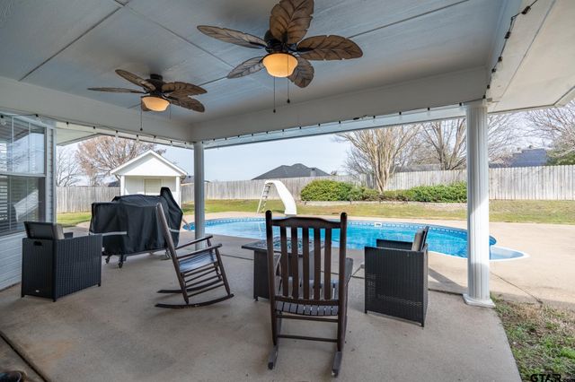 825 Braewood Cir, Lindale, TX 75771