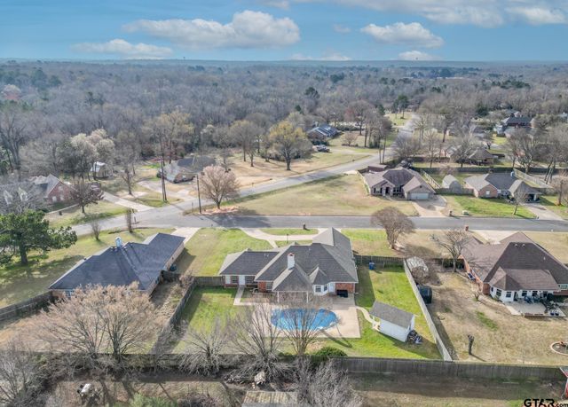 825 Braewood Cir, Lindale, TX 75771