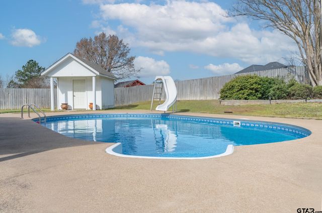 825 Braewood Cir, Lindale, TX 75771