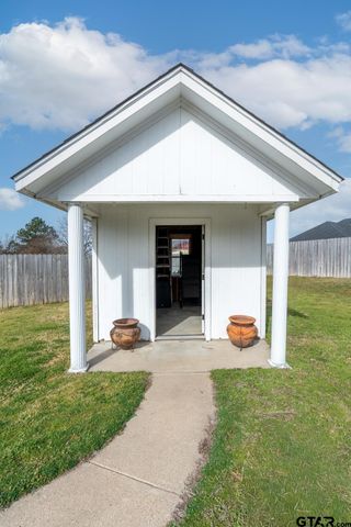 825 Braewood Cir, Lindale, TX 75771