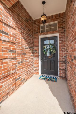 825 Braewood Cir, Lindale, TX 75771