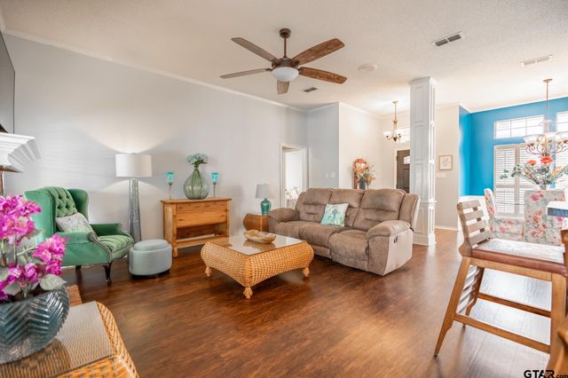 825 Braewood Cir, Lindale, TX 75771