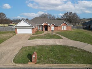 825 Braewood Cir, Lindale, TX 75771