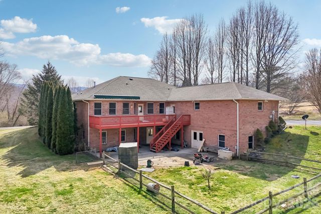 39 Beaumont Drive, Hendersonville, NC 28739