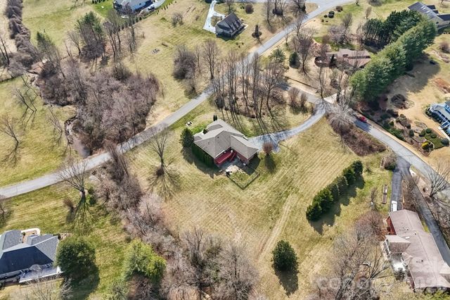 39 Beaumont Drive, Hendersonville, NC 28739