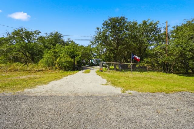 1003 Rowe St, Rockport, TX 78382