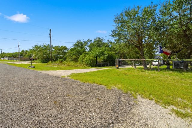 1003 Rowe St, Rockport, TX 78382