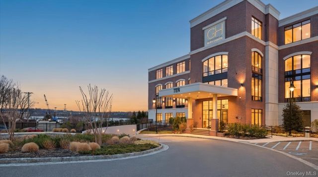 10 Shore Road 108, Glenwood Landing, NY 11547