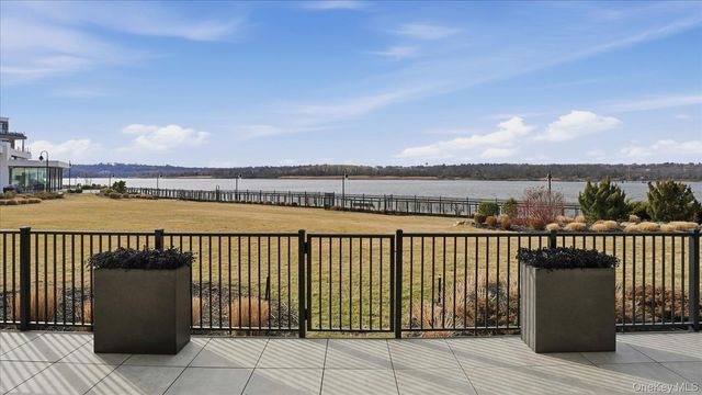 10 Shore Road 108, Glenwood Landing, NY 11547