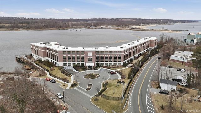 10 Shore Road 108, Glenwood Landing, NY 11547