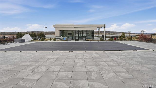 10 Shore Road 108, Glenwood Landing, NY 11547