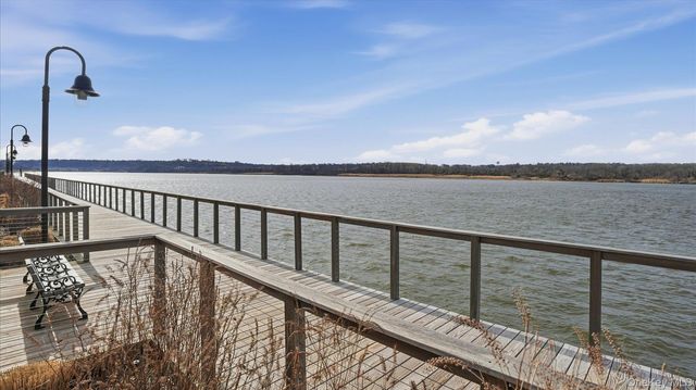 10 Shore Road 108, Glenwood Landing, NY 11547