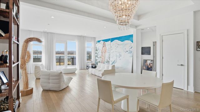 10 Shore Road 108, Glenwood Landing, NY 11547