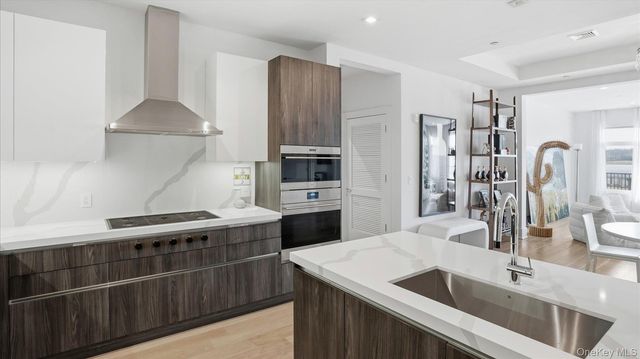 10 Shore Road 108, Glenwood Landing, NY 11547