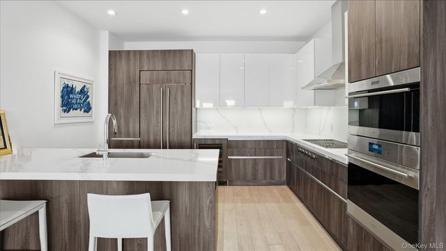 10 Shore Road 108, Glenwood Landing, NY 11547