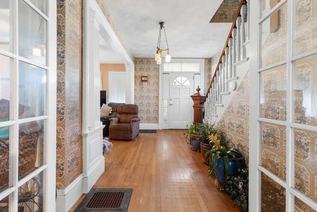 16 Hollingsworth St, Lynn, MA 01902