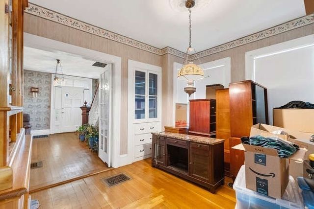 16 Hollingsworth St, Lynn, MA 01902