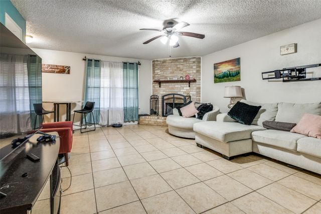 6102 Kelly Elliott Drive, Arlington, TX 76001