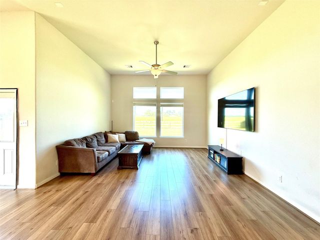 307 Twin Lakes Blvd West, West Columbia, TX 77486