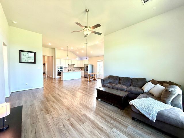 307 Twin Lakes Blvd West, West Columbia, TX 77486