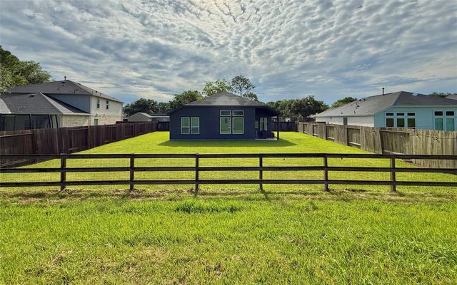 307 Twin Lakes Blvd West, West Columbia, TX 77486