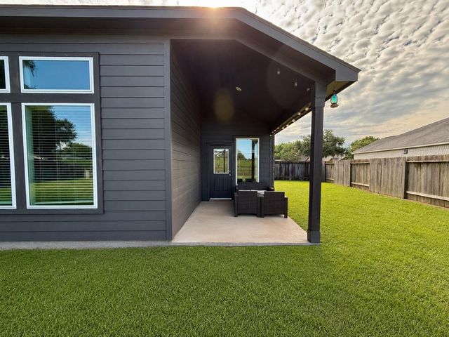 307 Twin Lakes Blvd West, West Columbia, TX 77486