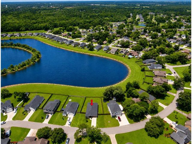 307 Twin Lakes Blvd West, West Columbia, TX 77486