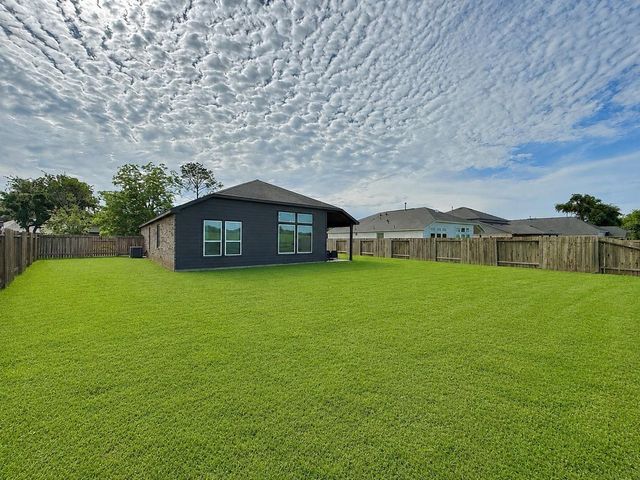 307 Twin Lakes Blvd West, West Columbia, TX 77486