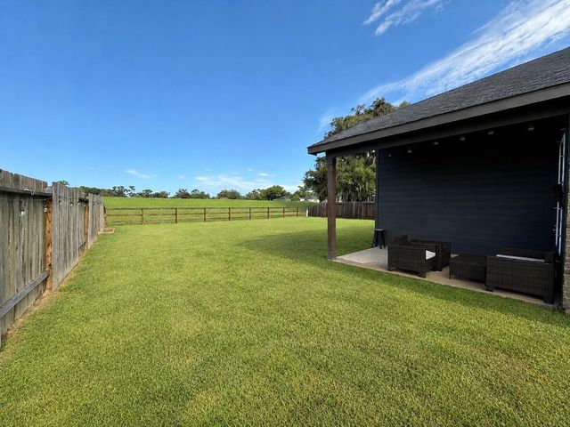 307 Twin Lakes Blvd West, West Columbia, TX 77486