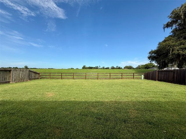 307 Twin Lakes Blvd West, West Columbia, TX 77486
