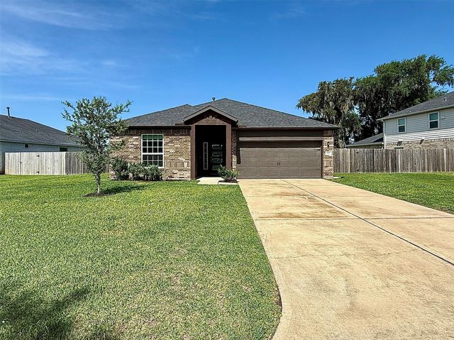307 Twin Lakes Blvd West, West Columbia, TX 77486