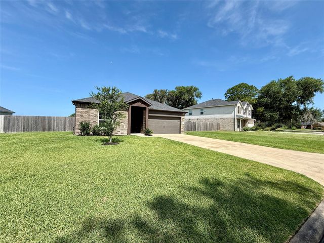307 Twin Lakes Blvd West, West Columbia, TX 77486