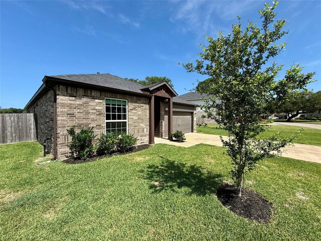307 Twin Lakes Blvd West, West Columbia, TX 77486