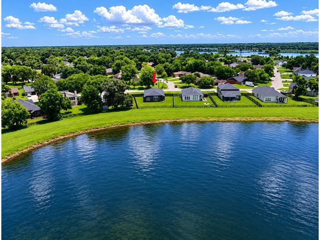 307 Twin Lakes Blvd West, West Columbia, TX 77486