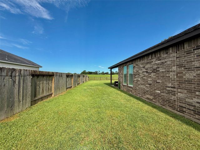 307 Twin Lakes Blvd West, West Columbia, TX 77486