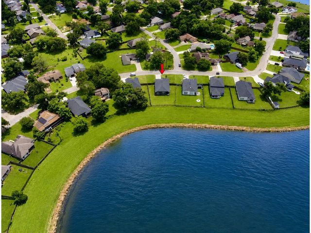 307 Twin Lakes Blvd West, West Columbia, TX 77486