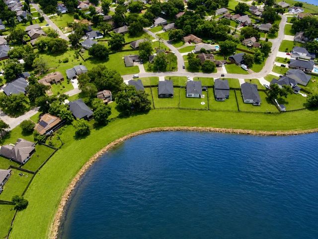 307 Twin Lakes Blvd West, West Columbia, TX 77486