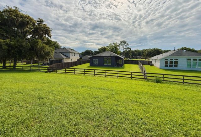 307 Twin Lakes Blvd West, West Columbia, TX 77486
