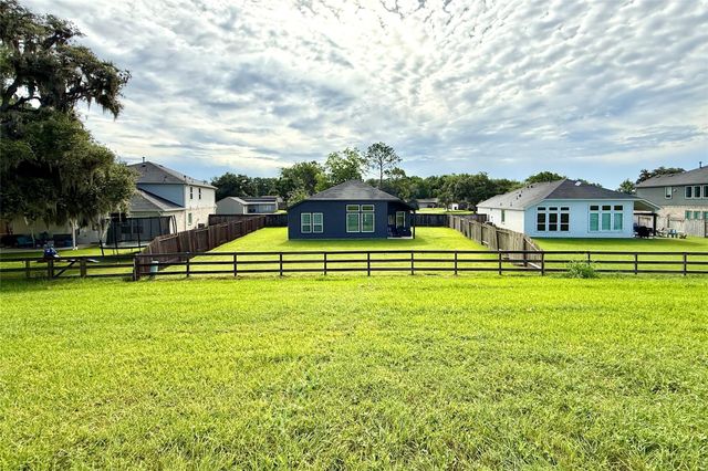 307 Twin Lakes Blvd West, West Columbia, TX 77486