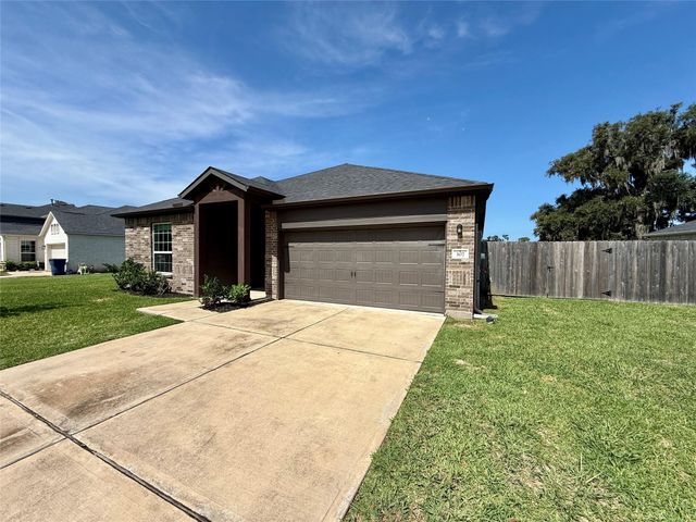 307 Twin Lakes Blvd West, West Columbia, TX 77486