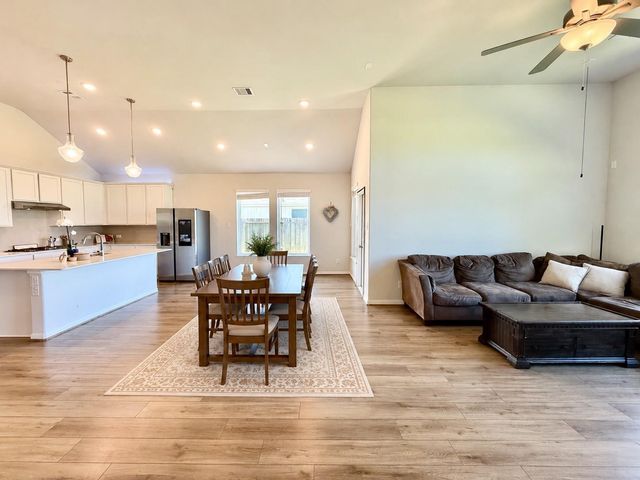 307 Twin Lakes Blvd West, West Columbia, TX 77486