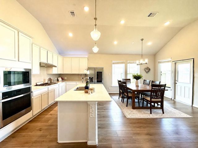 307 Twin Lakes Blvd West, West Columbia, TX 77486