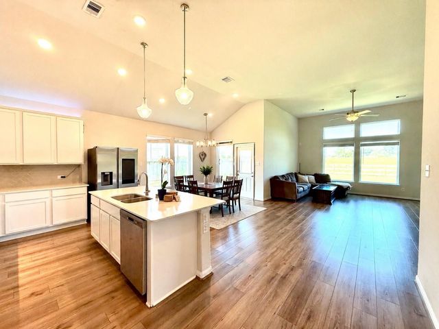 307 Twin Lakes Blvd West, West Columbia, TX 77486