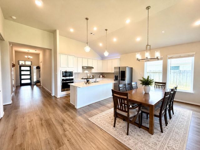 307 Twin Lakes Blvd West, West Columbia, TX 77486